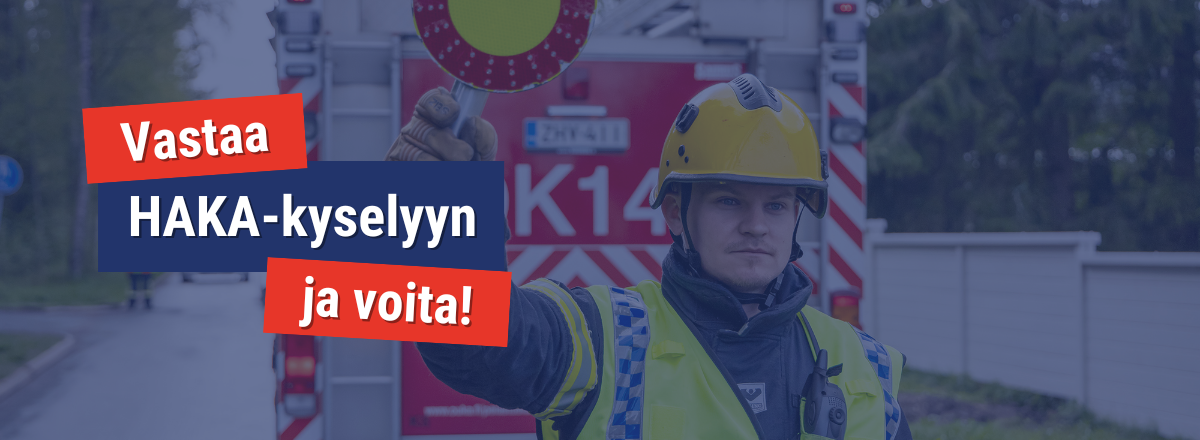 Vastaa HAKA-kyselyyn ja voita. Taustalla palokuntalainen ohjaamassa liikennett&auml;